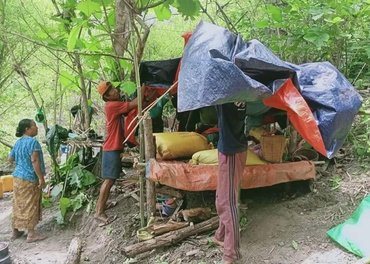 Kristne frå karen-folket på flukt i Myanmar. I USA er fleire av dei som har kome seg dit, blitt internert av ICE.