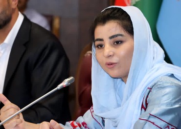 Farzana Elham Kochai ble i 2019 som 29-åring innvalgt i Afghanistans parlament hvor bildet ble tatt. Hun flyktet etter Talibans maktovertagelse og er nå i Norge,