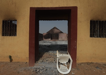 Ein øydelagt plaststol på golvet i ei nedbrend kyrkje i Mangu i Plateau-staten i Nigeria.  Foto: NTB/AFP 