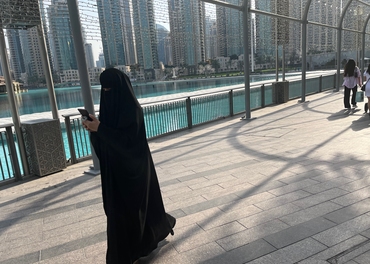 Ei kvinne kledd med heildekkjande muslimsk klesdrakt, i det kommersielle senteret i Dubai.