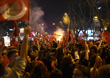 I mars 2024 feiret Ekrem Imamoglus tilhengere at han var blitt ordfører i Istanbul. Nå demonstrerer de fordi han er fjernet og fengslet.