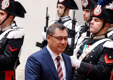 Kirgisistans president Sadyr Japarov strammer inn trosfriheten og stempler flere som ekstremister.