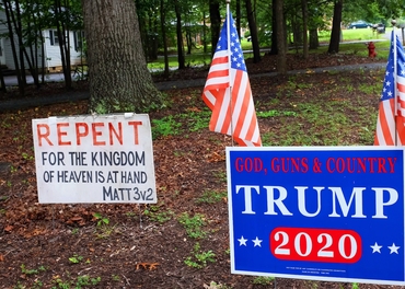 En huseier i Forest i Virginia i USA sette opp denne plakaten under valkampen i 2020.