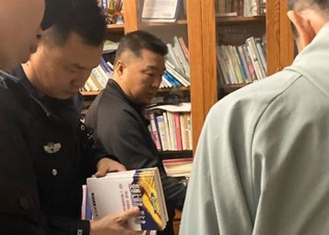 Politioffiserer gjennomfører husundersøkelse i hjemmet til pastor Sun Cong i Zion-kirken. Foto: Zion Church/CSW