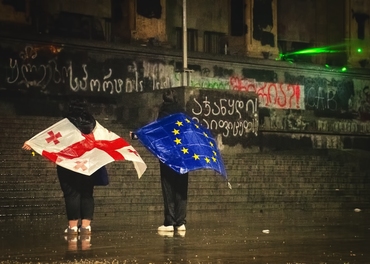Demonstranter foran parlamentet i Tbilisi 1. desember 2024 der de ble møtt med vannkanoner fra sikkerhetsstyrkene.