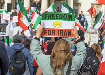 En demonstrant i London høsten 2022 med krav om frihet i Iran. Dette var en støttedemonstrasjon for de som deltok i massedemonstrasjoner inne i Iran under slagordet «Kvinner, liv, frihet». Foto: Shutterstock