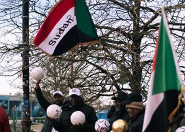 Demonstrasjon utenfor Ethiad Stadium, Manchester Citys hjemmebane, mot Emiratenes bidrag til blodig krig i Sudan.