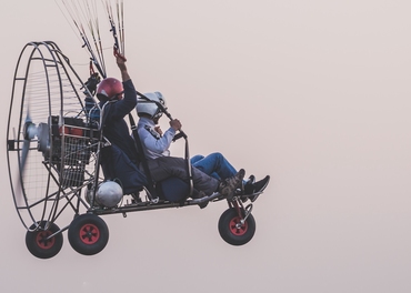Ein paramotor, ein motorisert paraglider. Slike har Myanmar-juntaen utvikla til billege drapsvåpen mot sivile mål.