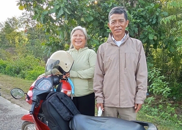 Motorsykkelen er framkomst midlet når ekteparet Lo og H’Tuir dreg frå landsby til landsby.
