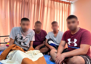 Stephan Masih (t.v.), broren Francis og nevøane Daoud og Hamraz lever trongt på 20 kvadratmeter som flyktningar ingen vil ha. 