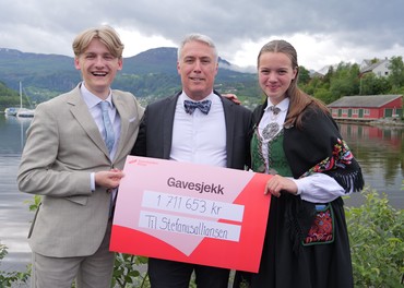 Daniel Holene og Miriam Høyland som har ledet misjonsprosjektet på Framnes KVGS for Nord-Korea, overrakte gaven på 1,7 millioner kroner til generalsekretær Ed Brown i Stefanusalliansen. Foto: Magnus Hisdal, Framnes KVGS