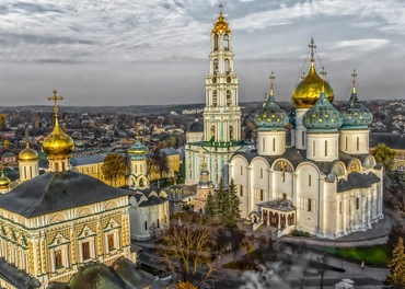 Marias himmelfartskatedral i Grotteklosteret i Kyiv vart sett i brann av ein russisk rakett 15. juni 2026.