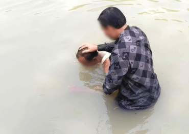 Nettverket av troende med muslimsk bakgrunn vokser i Bangladesh, her fra en av dåpshandlingene. 