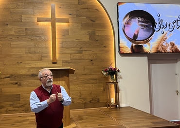 Mehrdad Fatehi, som her leder nattverdfeiringen i en iransk menighet i London, har i 26 år ledet Pars Theological Center som utdanner leder av den iranske kirken i og utenfor Iran.