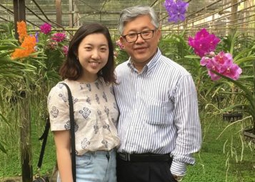 Pastor Ezra Jin sammen med sin datter Grace Jin Drexel i USA etter at han var satt fri etter en avtale mellom Xi Iinping og Donald Trump.