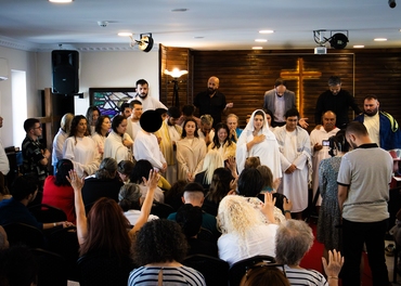 Etter omfattende trosopplæring er det dåpsgudstjeneste i Antalya Evangelical Church i Tyrkia.
