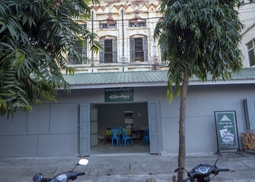 Regionen Mandalay ligger sentralt Myanmar. Dette er en del av Myanmar der burmenere er i flertall, med et buddhistisk flertall. Muslimer er under press.