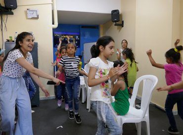 I Resurrection Church Beirut får syriske og irakiske flyktningbarn både leke og gå på skole.