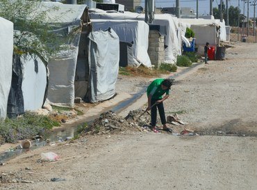 En jesidi-kvinne i en teltleir som har stått i over åtte år siden IS herjet i Nord-Irak.