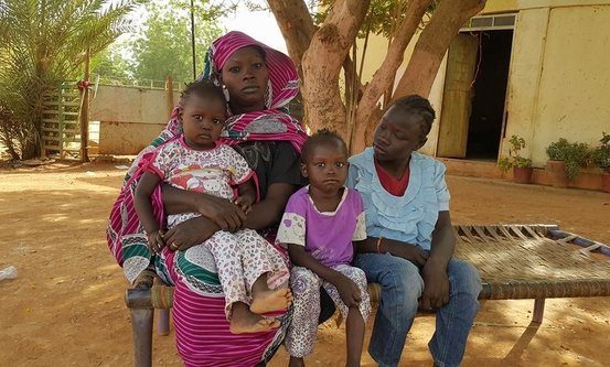 Familie som ble kastet ut fra hjemmet sitt i april 2017, på en eiendom eid av den presbyterianske kirken i Sudan (SPEC). Foto: Middle East Concern.