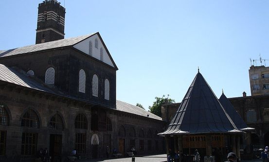 (Foto: Den store moskeen i Diyarbakir, tidl. St. Thomas kirke. Wikimedia/Poyraz 72)