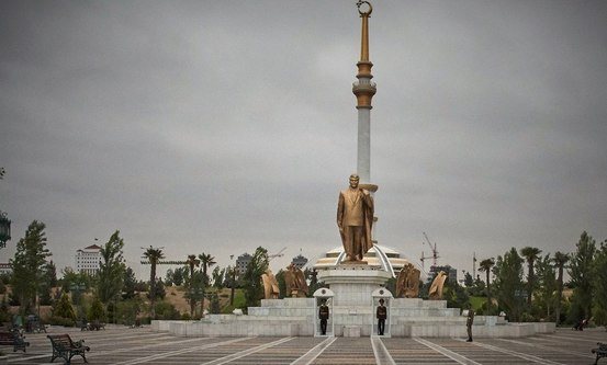 Foto: Gullstatue av tidligere president Turkmenbashi i Ashgabad, hovedstaden i Turkmenistan. Foto: Stefanusalliansen