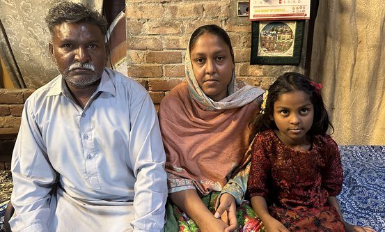 En hel familie er rammet av dødsdommen mot Ashfaq Masih. Her er kona Nabila, datteren Angelina (8 år) og broren Mehmood. Foto: Gunnar Grønlund.   