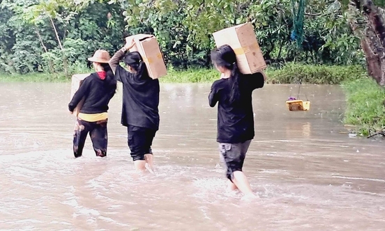 Ungdommer flytter kasser med bibler. Foto: Partner i Myanmar.