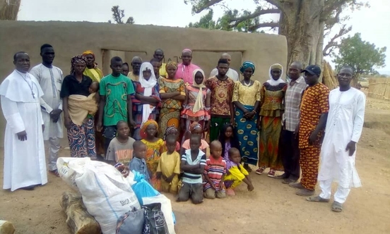 Biskop John Ali Shettima er her sammen med folk som er drevet på flukt i Chibok-området i delstaten Borno. De fleste i leiren er kristne. Foto: Privat.