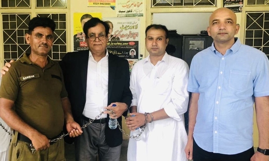 Bilde: Asif Pervaiz (i hvitt) sammen med Stefanusalliansens partner, Sajid Christopher Paul HFO (t.h), advokat Saif ul-Malook (t.v for Asif) og en fengselsansatt. Foto: Human Friends Organization. 