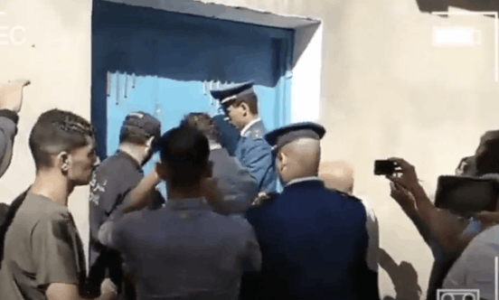 Alle unntatt en av de protestantiske kirkene i Algerie er stengt av regimet. Her fra en tidligere politiaksjon mot en av disse.  
