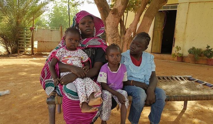 Familie som ble kastet ut fra hjemmet sitt i april 2017, på en eiendom eid av den presbyterianske kirken i Sudan (SPEC). Foto: Middle East Concern.