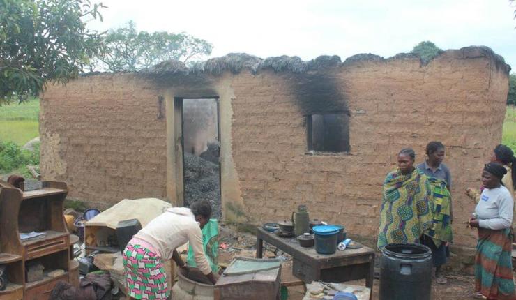 Nedbrent hus etter angrep. Foto: World Watch Monitor