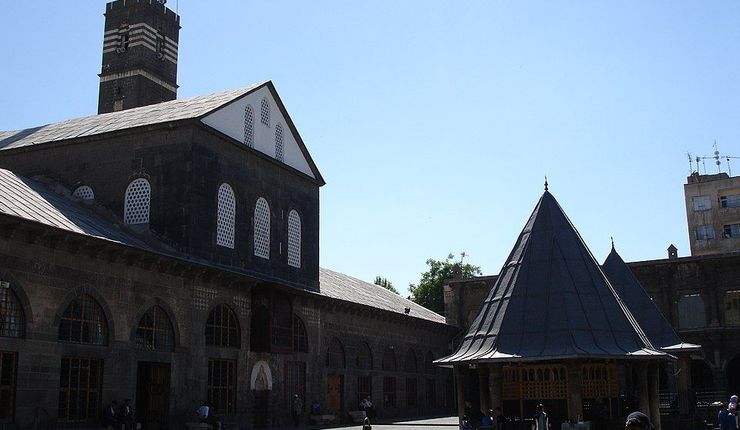 (Foto: Den store moskeen i Diyarbakir, tidl. St. Thomas kirke. Wikimedia/Poyraz 72)