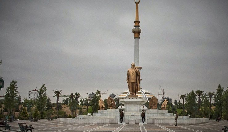 Foto: Gullstatue av tidligere president Turkmenbashi i Ashgabad, hovedstaden i Turkmenistan. Foto: Stefanusalliansen