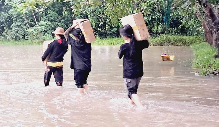 Ungdommer flytter kasser med bibler. Foto: Partner i Myanmar.