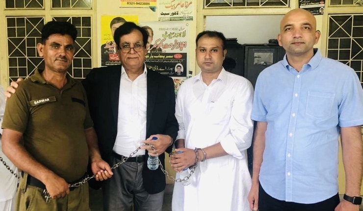 Bilde: Asif Pervaiz (i hvitt) sammen med Stefanusalliansens partner, Sajid Christopher Paul HFO (t.h), advokat Saif ul-Malook (t.v for Asif) og en fengselsansatt. Foto: Human Friends Organization. 