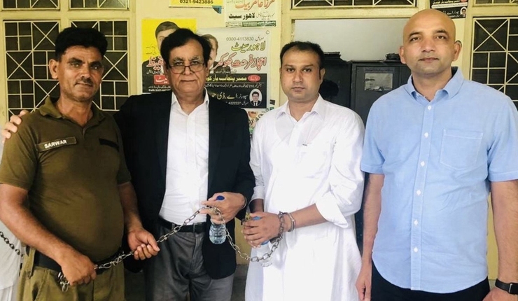 Bilde: Asif Pervaiz (i hvitt) sammen med Stefanusalliansens partner, Sajid Christopher Paul HFO (t.h), advokat Saif ul-Malook (t.v for Asif) og en fengselsansatt. Foto: Human Friends Organization.