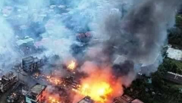 Ei brende kyrkje i ein av Myanmars delstatar.