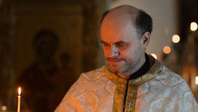 Ioann Viktor Burdin held gudsteneste i det private kapellet som Beorgi Edelstein har bygd ved elva Volga.