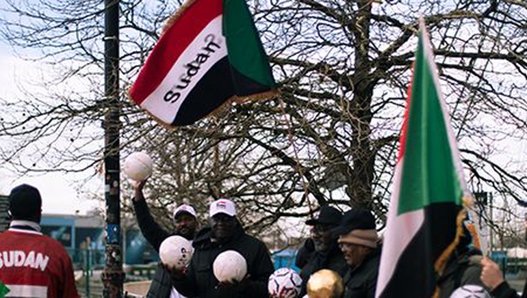 Demonstrasjon utenfor Ethiad Stadium, Manchester Citys hjemmebane, mot Emiratenes bidrag til blodig krig i Sudan.