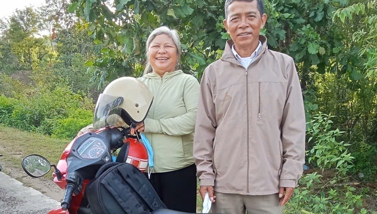 Motorsykkelen er framkomst midlet når ekteparet Lo og H’Tuir dreg frå landsby til landsby.