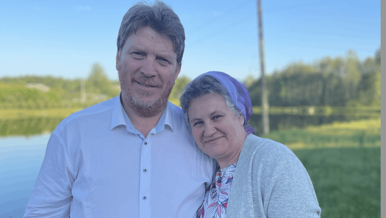 Fra arbeidskolonien melder pastor Nikolaj Romanjuk at han er ved godt mot.   Her er han sammen med sin kone Foto: Privat 