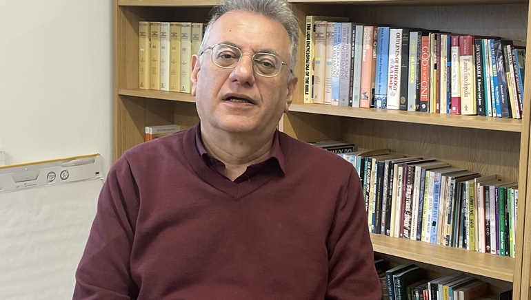 Robert Aserian er kritisk til religiøs nasjonalisme i alle utgåver. Han er sentral i Pars Theological Center.