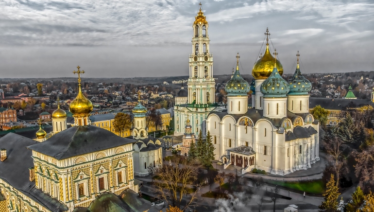 Marias himmelfartskatedral i Grotteklosteret i Kyiv vart sett i brann av ein russisk rakett 15. juni 2026.