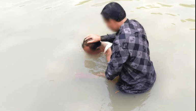 Nettverket av troende med muslimsk bakgrunn vokser i Bangladesh, her fra en av dåpshandlingene. 