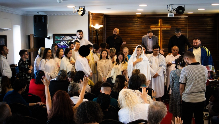 Etter omfattende trosopplæring er det dåpsgudstjeneste i Antalya Evangelical Church i Tyrkia.